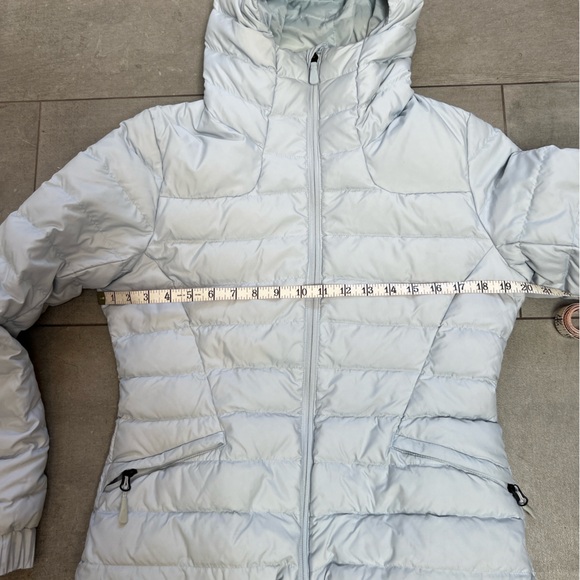 Like new! Women's Light Gray Puffer Jacket by The North Face - warm & stylish! - Picture 5 of 16
